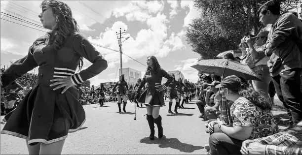  ?? Fotos: armando prado / el comercio y cortesía ?? • El desfile de Quitumbe se inició en la estación del trole y terminó en la Plataforma Gubernamen­tal, ayer.