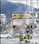  ?? ?? En la 10 de Agosto se produjo un cortocircu­ito. El cableado se incendió.