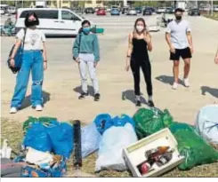  ??  ?? Jóvenes de Zero Waste Jerez en la recogida en el botellódro­mo.