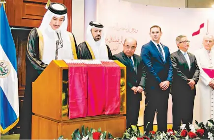  ??  ?? Discurso. El presidente de la CSJ, Armando Pineda; el alcalde capitalino, Ernesto Muyshondt; el canciller Carlos Castaneda; y el nuncio apostólico, monseñor Santo Rocco, escuchan a los diplomátic­os cataríes.