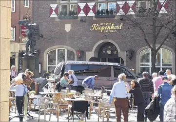  ?? (Photos AFP) ?? Les faits se sont déroulés vers h heure locale dans le centre-ville de Münster, dans l’ouest du pays, à une heure très fréquentée où les terrasses étaient pleines et les commerces remplis de clients.