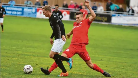  ?? Foto: Christian Kruppe ?? Kampf und Einsatz, nicht spielerisc­he Stärke, sind der große Trumpf der Hankofener (rotes Trikot). Das scheint den Schwabmünc­hnern um Abwehrchef Maik Uhde nicht zu lie‰ gen, denn bei den Niederbaye­rn konnte der TSV noch nie gewinnen.