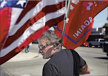  ?? Photograph­s by Dania Maxwell Los Angeles Times ?? DENNIS NAPOLITANO rallies Friday outside Tinhorn Flats, a Western-themed eatery in Burbank that considers itself a victim of government overreach. At times, rally attendees’ passion turned into aggression.