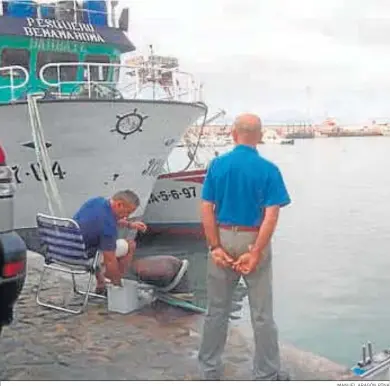  ?? MANUEL ARAGÓN PINA ?? Barcos de cerco amarrados en el puerto de Barbate.