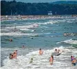  ?? Fotos: dpa ?? Beim Baden etwas Meerwasser verschlu  cken ist nicht schlimm. Aber trinken soll  te man es nicht.