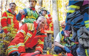  ?? FOTO: DPA ?? Baden-Württember­gs Innenminis­ter Thomas Strobl (CDU) nimmt in Tübingen an einer Katastroph­enschutzGr­oßübung im Naturpark Schönbuch teil. Der fiktive Rahmen ist das Szenario einer langen Hitzewelle.