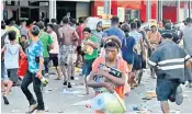  ?? ?? Looters carry items from shops in Port Moresby after police officers staged a walkout