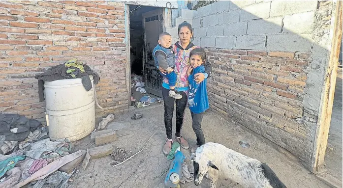  ?? ?? Noelia Aguirre, frente a la que hasta hace unas semanas fue su casa; era una sola pieza que funcionaba como habitación, cocina y comedor para toda la familia