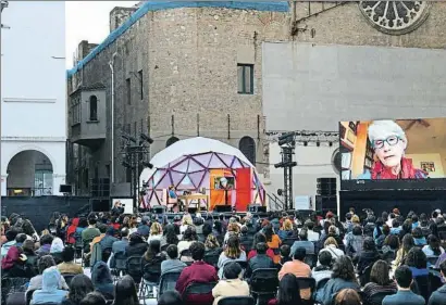  ?? XAVIER CERVERA ?? La apertura de la Bienal de Pensamient­o con Vinciane Despret y Donna Harwaway (en la pantalla)