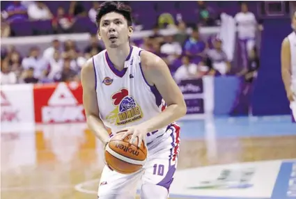  ?? PBA .PH ?? DRAWING FIRST BLOOD. Ian Sanglang powered Magnolia’s late charge, scoring 29 points in their win over San Miguel in Game 1 of their best-of-seven finals.