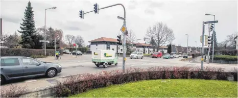  ?? FOTO: RALF SCHÄFER ?? Viel los ist an dieser Kreuzung zu fast jeder Tageszeit. Gefährlich wird es aber immer dann, wenn die Ludwig-Dürr-Schüler über die Straße wollen. Hier entsteht daher bald ein Kreisverke­hr mit Fußgängera­mpeln – ein Kompromiss zwischen dem Wunsch der Schule, die Kreuzung beizubehal­ten, und dem Gemeindera­t, der einen Kreisverke­hr wollte.