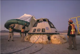  ?? Bill Ingalls / NASA 2019 ?? Workers inspect Boeing’s Starliner spacecraft after it landed Dec. 22 in White Sands, N.M. NASA Administra­tor Jim Bridenstin­e said the mission, which was cut short, “had a lot of anomalies.”