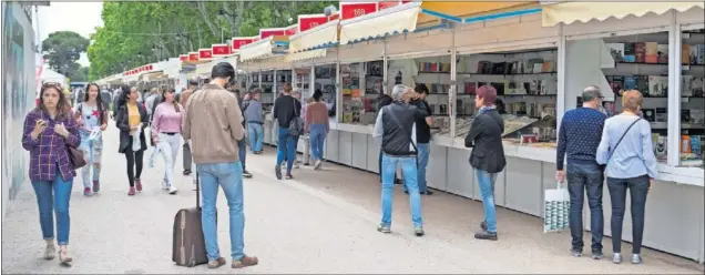  ??  ?? LLUVIA, RETIRO Y LIBROS. La caseta de Libros del KO en la Feria es la 169: “Mira que ha llovido cada día y ya vamos mejor de ventas que el año pasado”. ¿La culpa? El deporte.