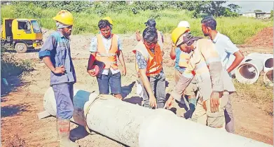  ?? Picture: SUPPLIED ?? Engineers from FRA, WesEng and Mobile crane during a quality check on the culverts.