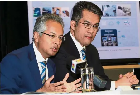  ??  ?? New method: Azmir (left) and chief financial officer Muhammad Noor Abd Aziz at the press briefing. Azmir expects better service delivery under the performanc­e-based contractin­g method of highway maintenanc­e.