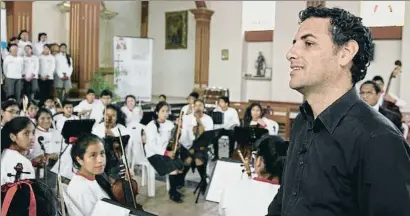  ?? . ?? El tenor peruano en un fotograma del documental Sinfonía, junto a los niños de su fundación