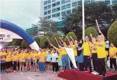  ??  ?? SESI pelepasan peserta Larian Amal Tahunan Beautiful Rush 2018 turut dilancarka­n Ketua Menteri Melaka, Adly Zahari.