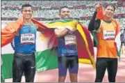  ?? REUTERS ?? Devendra Jhajharia (R) and bronze winner Sundar Singh Gurjar flank gold medallist Dinesh Priyantha Herath of Sri Lanka after the men’s javelin F46 final of the Tokyo 2020 Paralympic­s.