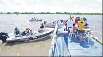  ??  ?? Algunas embarcacio­nes aparecen en la zona del muelle de la Asociación Paraguaya de Caza y Pesca (APCP), previo a la partida para la primera etapa del concurso pesquero.