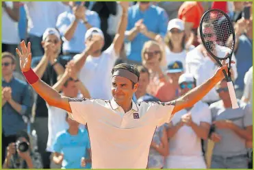  ?? FOTO: AP ?? FEDERER. Se impuso sin grandes dificultad­es al noruego Casper Ruud por 6-3, 6-1 y 7-6.