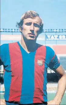  ?? EFE ?? A la dreta, un aficionat, amb el dorsal 5 pintat a l’esquena, s’agenolla a la Rambla de Canaletes per celebrar el 0-5 que havia signat el Barça a l’estadi Santiago Bernabeu el 1974; a dalt, Carles Rexach al Camp Nou durant els seus anys com a estrella dels blaugrana