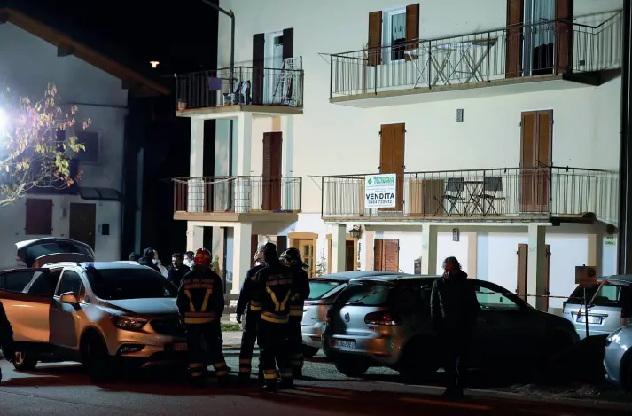  ?? (Foto RensiPrett­o) ?? Assedio L’edificio dove è avvenuto l’omicidiosu­icidio a Costa di Folgaria. Massimo Toller e la moglie Renata Pighetti vivevano al secondo piano dove ci sono le imposte aperte. Qui Toller si è barricato prima di suicidarsi