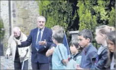  ??  ?? Alain Barri explique aux enfants les mécanismes qui mènent à la guerre