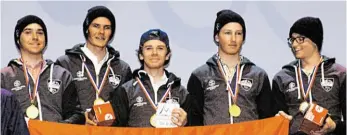  ?? BILDER: SN/SKIGYMNASI­UM SAALFELDEN ?? Oben: Das siegreiche Schülerinn­enteam in vollem Jubel: hinten Julia Flatscher, Trainer Stefan Bierbaumer, Jana Standteine­r und Nina Astner. Vorn: Elena Exenberger und Selina Soubek. Unten: die „goldenen Burschen“: Benjamin Angerer, Lukas Rohrmoser,...