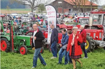  ?? Fotos: Sandra Kraus ?? Dicht an dicht drängten sich die Oldtimer beim großen Treffen in Autenried. Man parkt auf der grünen Wiese und im Brauereiho­f, viele ehrenamtli­che Helfer sorgen für Ordnung.