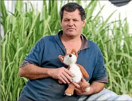  ?? LUKE KIRKEBY/ FAIRFAX NZ ?? Tirau’s Steven Clothier with the soft toy fox he’s hoping to reunite with its owner.