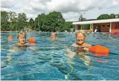  ?? ARCHIVFOTO: THOMAS BEIER ?? Stammgäste im 22 Grad warmen Wasser des Ostbades. Das Bild entstand vor zehn Tagen, als es noch nicht ganz so heiß war.