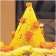  ??  ?? Zum Jahreswech­sel bereitet Gana Stegmann meist gelben Reis in Pyramiden-Form zu..