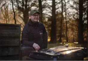  ?? ?? Anders Husted, der har et sommerhus i Vester Husby i Holstebro Kommune, er kritisk over for de mange nye skraldespa­nde, der i disse dage trilles ud i det naturskønn­e sommerhuso­mråde. Fotos: Benny Kjølhede