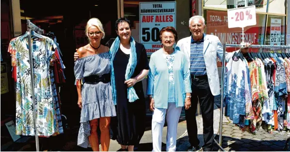  ?? Foto: Peter Stöbich ?? Von ihren Kunden verabschie­den sich Angelika, Christine, Rosi und Max Seiler (von links).