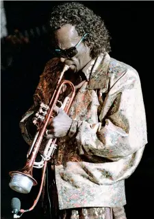  ??  ?? Miles Davis (1926-1991) durante un concerto in Israele nel 1987
