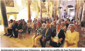  ?? ?? Asistentes a la misa por Góngora, ayer en la capilla de San Bartolomé.