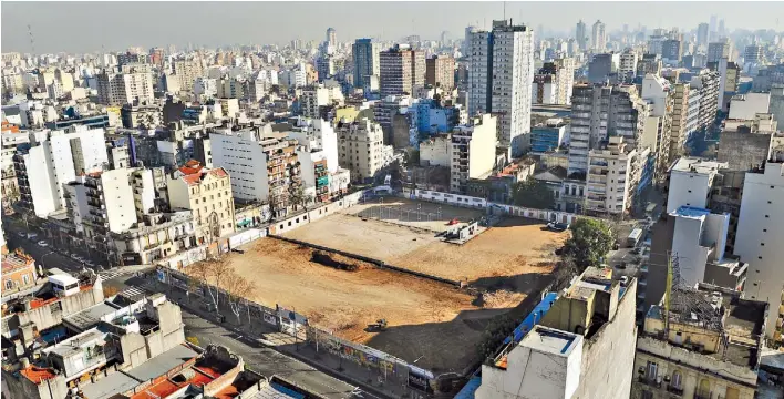  ?? MARIA EUGENIA CERUTTI ?? Enorme. Es el terreno de la manzana que completan las calles Catamarca y Moreno. Balvanera, Almagro y Boedo son los barrios con menos espacios verdes.