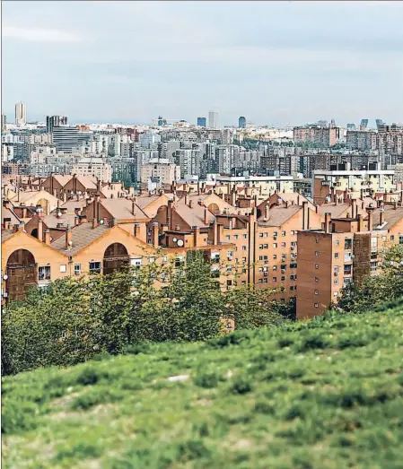  ??  ?? Una muchacha observa su móvil en el Cerro del Tío Pío, en el barrio de Vallecas, de Madrid