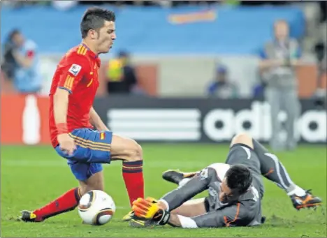  ??  ?? Villa encara al portero suizo en el partido del Mundial de Sudáfrica 2010, única derrota española..