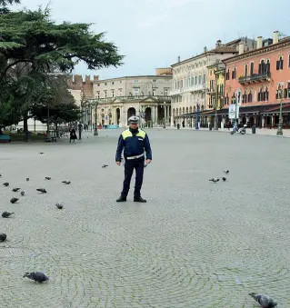  ?? (foto Sartori) ?? Piazza Bra
Un agente della polizia locale durante i controlli di questi giorni