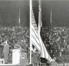  ?? Foto: Wolfgang Diekamp ?? Der Abschied der Amerikaner: Am 19. Juni 1998 wurde die amerikanis­che Flagge symbolisch im Ro senaustadi­on eingeholt.