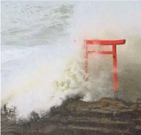  ?? [FOTO REUTERS] ?? Ombak tinggi menghempas pagar ‘torii’ di kawasan pantai Bandar Iwaki, Fukushima, semalam.