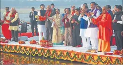  ?? ANIL KUMAR MAURYA/HT PHOTO ?? President Ram Nath Kovind and first lady Savita Kovind performing Ganga aarti amid chanting of
▪
Vedic hymns at Sangam in Allahabad on Saturday morning. They were accompanie­d by governor Ram Naik, chief minister Yogi Adityanath, deputy chief minister...