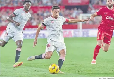  ?? JUAN CARLOS VÁZQUEZ ?? Jesús Navas, con el brazalete de capitán, en un gesto clásico ante Agoumé y Muriqi.