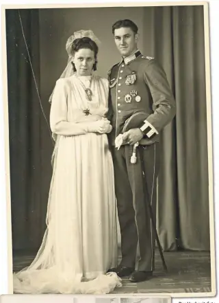  ??  ?? Das Hochzeitsf­oto: Paderborn, August 1944.