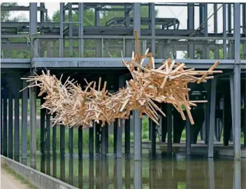  ?? FOTO: IRIS MAURER ?? Das neueste Werk des Bildhauers Martin Steinert können Besucher der Wassergärt­en in Reden bewundern. Eine GroßInstal­lation mit dem Titel „Mobile – in Bewegung“.