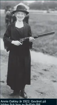  ??  ?? Annie Oakley år 1922. Geväret på bilden fick hon av Buffalo Bill.