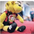  ??  ?? Zum Kuscheln: Maskottche­n „Brian the Lion“,