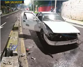  ??  ?? SAN SALVADOR EL SÁBADO EN LA MADRUGADA, ESTE VEHÍCULO SE ACCIDENTÓ EN LOS SEPARADORE­S DE LA SALIDA DEL REDONDEL MASFERRER.