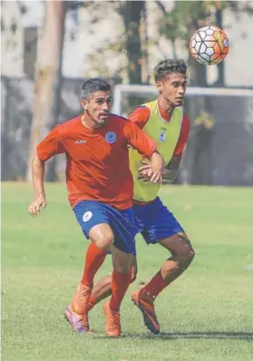  ??  ?? ► Francisco Pizarro, con los ojos fijos en el balón.